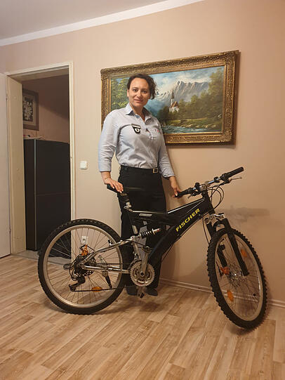 Anna T. mit ihrem Mountainbike.