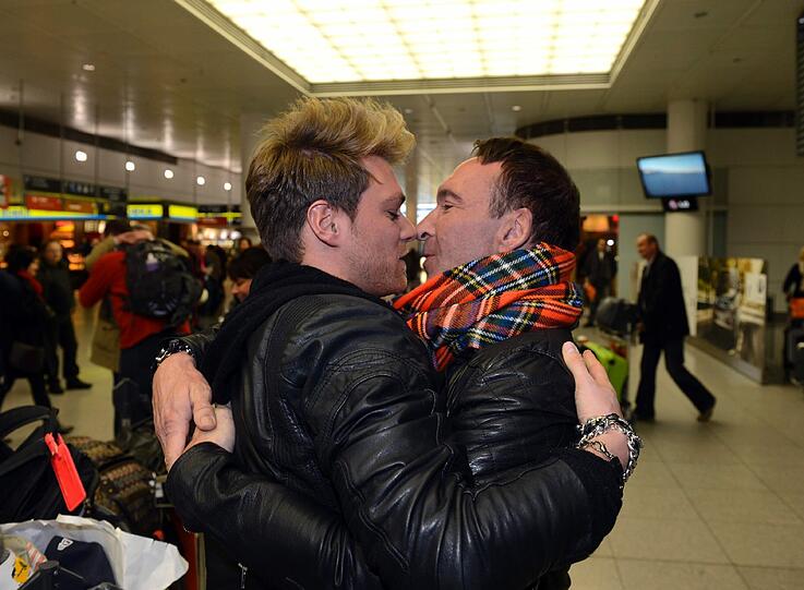 Endlich dahoam: Jochen Bendel mit Freund Matthias und Hund Gismo am Münchner Flughafen