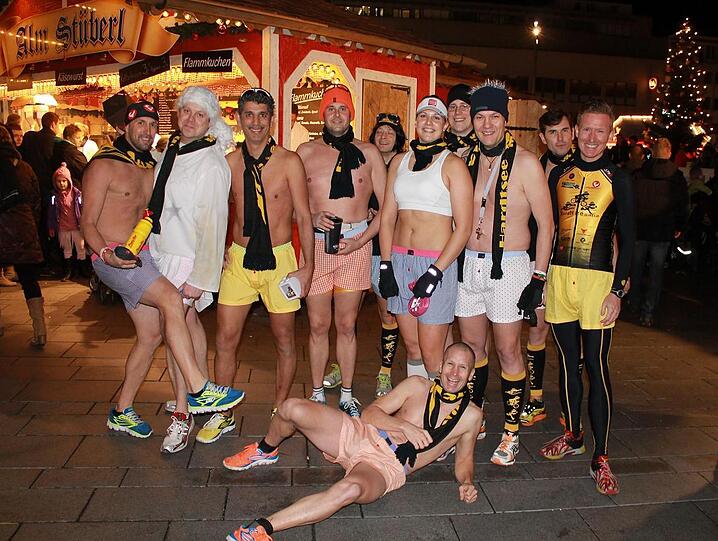 Als ob es nicht Winter wäre: die Unterhosen-Läufer am Marienplatz.
