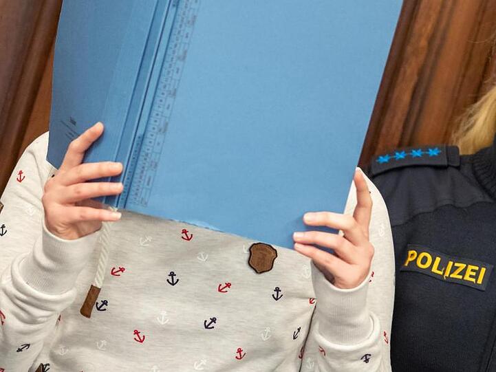 Eine 28-Jährige steht vor Verhandlungsbeginn im Sitzunssaal im Landgericht. Foto: Daniel Karmann