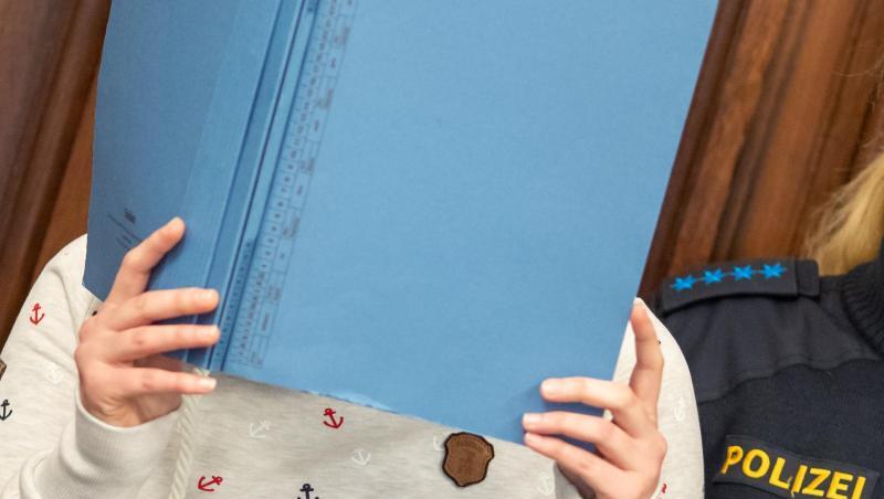 Eine 28-Jährige steht vor Verhandlungsbeginn im Sitzunssaal im Landgericht. Foto: Daniel Karmann Eine 28-Jährige steht vor Verhandlungsbeginn im Sitzunssaal im Landgericht. Foto: Daniel Karmann
