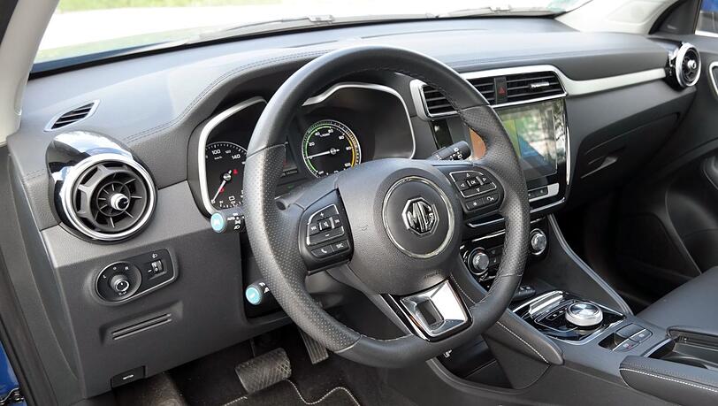Alles drin, alles dran: Die Armaturen des MG ZS EV geben keine Rätsel auf. Alles drin, alles dran: Die Armaturen des MG ZS EV geben keine Rätsel auf.