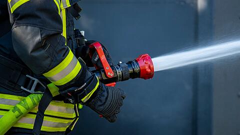 Am Dienstagmorgen mussten Einsatzkräfte der Feuerwehr einen brennenden Sattelzug löschen. (Symbolbild)
