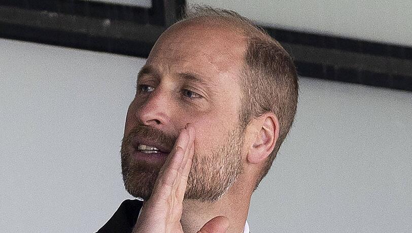 Prinz William schimpft vor versammelter Mannschaft.