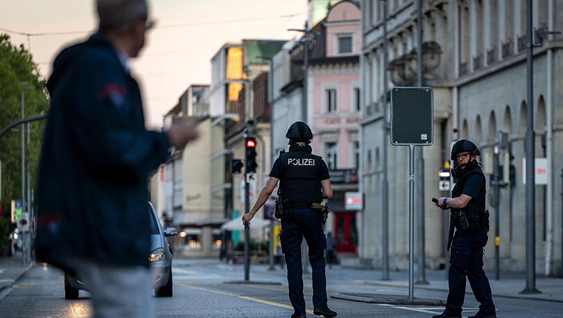 Die Polizei bittet darum, Video- und Bildmaterial an den Instagram-Kanal der Kantonspolizei Aargau zu senden. Die Polizei bittet darum, Video- und Bildmaterial an den Instagram-Kanal der Kantonspolizei Aargau zu senden.