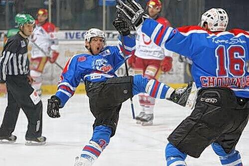 So hätten's die Tiger auch in den Playoffs ganz gern: Björn Barta (links) und Eric Chouinard beim Torjubel.