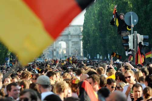 Rund 100.000 begeisterte Fans machen die Leopoldtstraße zur Partymeile