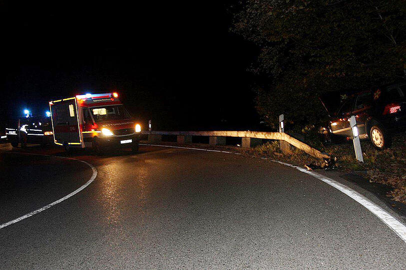 Hier hängt ein Golf über dem Abgrund: Riesen Glück hatte eine Frau aus dem Landkreis München. Der Wagen flog aus der Kurve und blieb kurz vor einem 50-Meter-Abgrund stehen. Um ein Haar wäre die Frau abgestürzt. Die Bilder