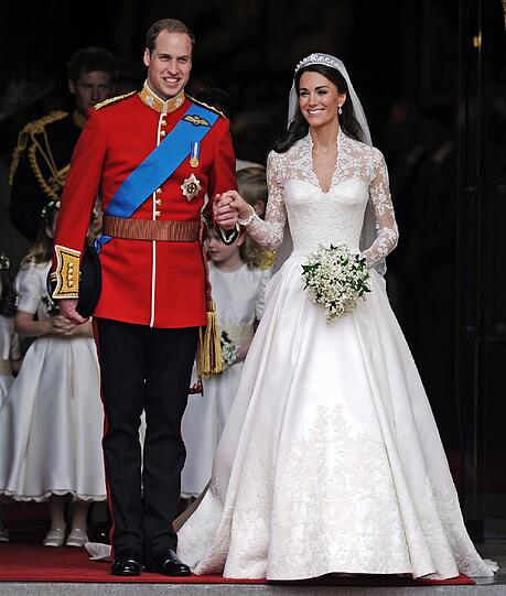 Nach der Trauung posieren Kate und William für die Fotografen.