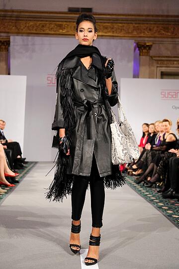 Ein Model auf der Susanne Wiebe Munich Fashion Show Bayerischen Hof.