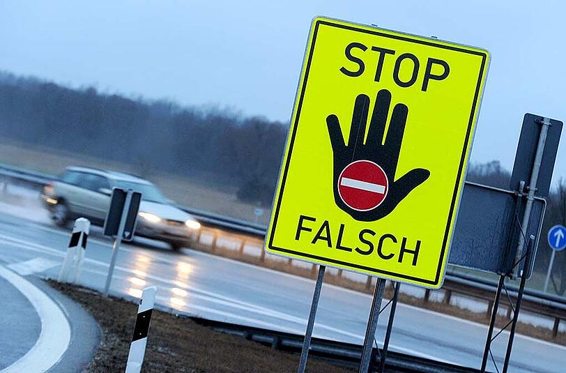 "Stop - Falsch": Dieses Schild an zahlreichen Autobahnen warnt Geisterfahrer. (Archivbild)