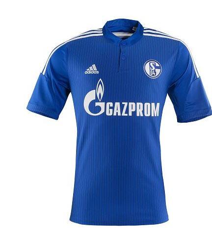 Der FC Schalke 04 läuft natürlich im heimischen Stadion in Königsblau auf.