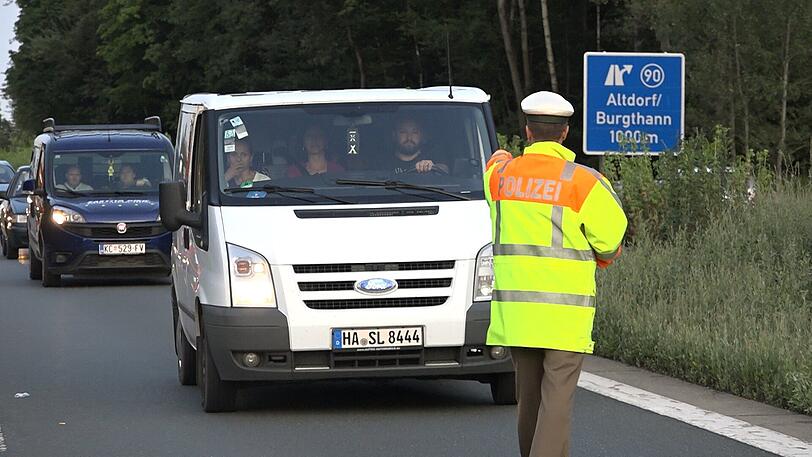 Tragisches Ende einer Heimreise für eine Reisegruppe aus den Niederlanden: Ein 19-Jähriger stirbt, Schaulustige halten die Szenen mit ihren Smartphones fest. Die Polizei greift ein.