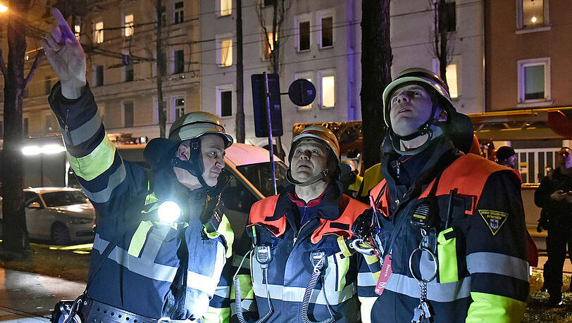 Einsatzkräfte der Münchner Berufsfeuerwehr am Einsatzort. Einsatzkräfte der Münchner Berufsfeuerwehr am Einsatzort.