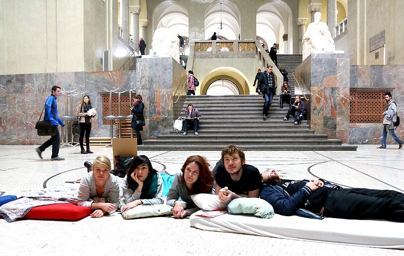 ... wurden gebeten, das Bettenlager zu räumen, berichtet eine Studentin, die bei der Aktion dabei war. Denn die Aktion war nicht angemeldet...