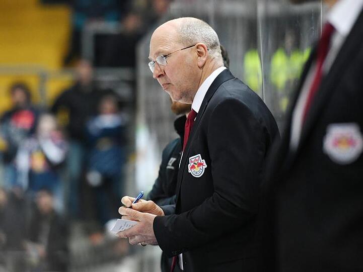 Der Trainer von München, Don Jackson, macht sich Notizen. Foto: Tobias Hase/Archivbild