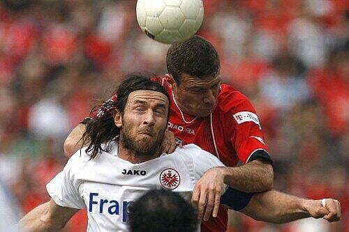 Hannovers Vinicius (r.) im Zweikampf mit Frankfurts Ioannis Amanatidis