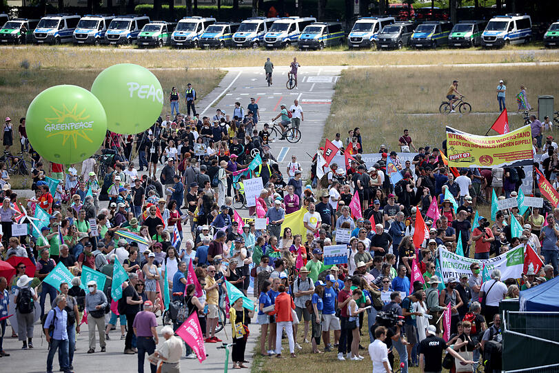 Demonstranten vor Beginn der Auftaktkundgebung.