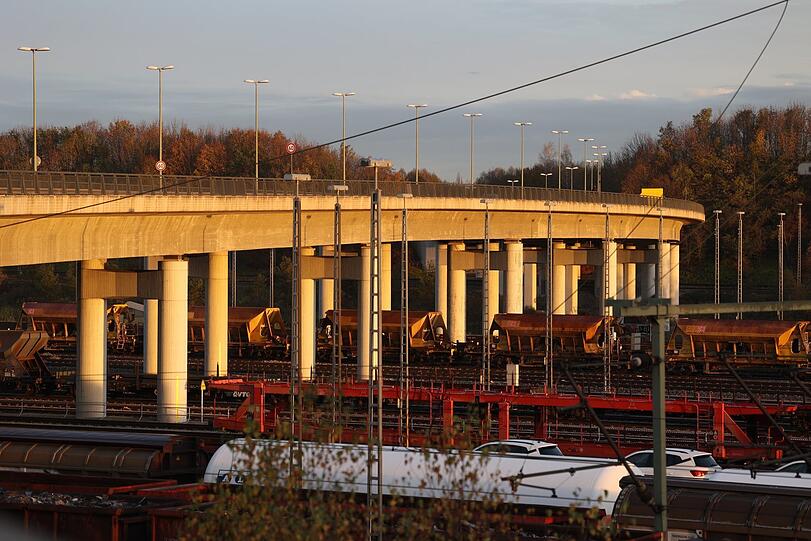 Brücken-Glühen in der Früh am Rangierbahnhof.