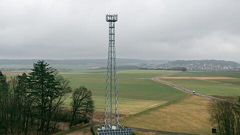 Ein Sendemast von Telefónica (O2) steht an einem Waldrand.