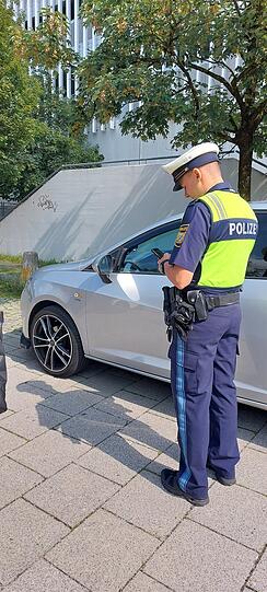 Unerlaubt geparkt? Hier können schnell 55 Euro fällig werden. Beim Ortstermin mit Polizei und Behindertenbeirat mangelt es in Neuperlach nicht an Beispielen.