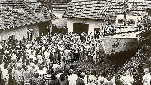 Die "King of Bavaria“ 1988 in Mitterdorf – zahlreiche Menschen kommen, um die selbst gebaute Segeljacht zu bestaunen. Die "King of Bavaria“ 1988 in Mitterdorf – zahlreiche Menschen kommen, um die selbst gebaute Segeljacht zu bestaunen.