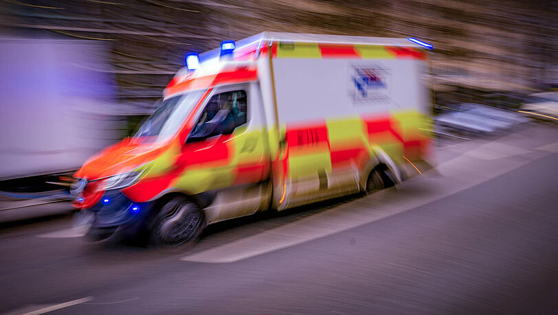 Bei dem Unfall wird ein Ehepaar schwer verletzt.