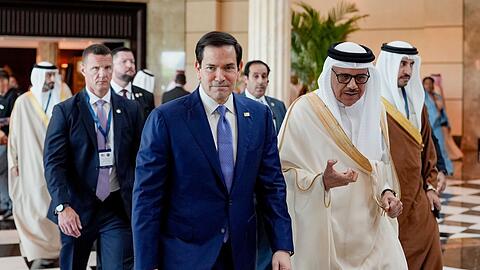 Rubio mit dem bahrainischen Au&szlig;enminister al-Sajani.