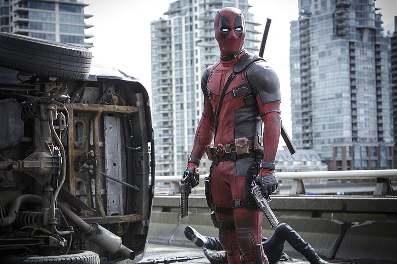 Für alle Fälle bewaffnet: Deadpool (Ryan Reynolds) geht nicht ohne Handfeuerwaffen und Schwerter aus dem Haus. Für alle Fälle bewaffnet: Deadpool (Ryan Reynolds) geht nicht ohne Handfeuerwaffen und Schwerter aus dem Haus.