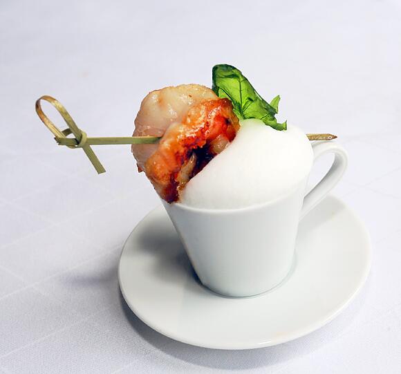 2. Gang: Scampi-Lolli mit weißem Tomaten-Macchiato