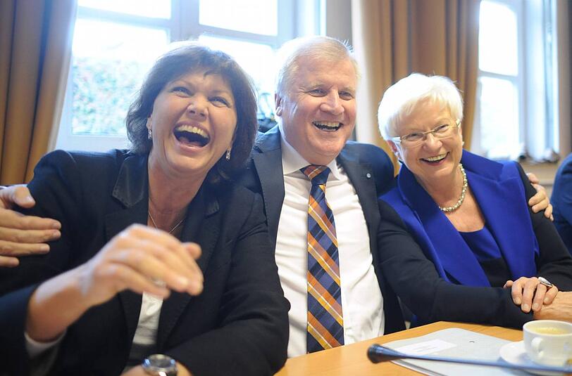 Schaut her, wir haben uns doch alle lieb! Ilse Aigner, Horst Seehofer und Landesgruppenchefin Gerda Hasselfeldt (v.li.).