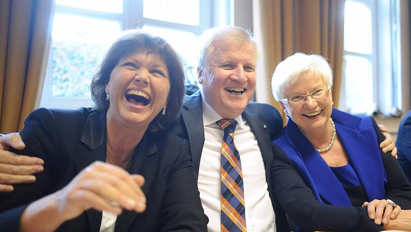 Schaut her, wir haben uns doch alle lieb! Ilse Aigner, Horst Seehofer und Landesgruppenchefin Gerda Hasselfeldt (v.li.). Schaut her, wir haben uns doch alle lieb! Ilse Aigner, Horst Seehofer und Landesgruppenchefin Gerda Hasselfeldt (v.li.).