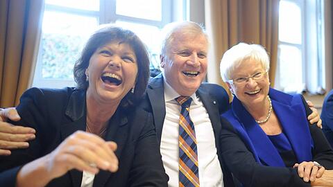 Schaut her, wir haben uns doch alle lieb! Ilse Aigner, Horst Seehofer und Landesgruppenchefin Gerda Hasselfeldt (v.li.).