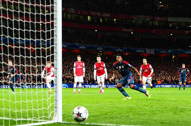 Fehlschuss in London: David Alaba verschießt gegen den FC Arsenal einen Elfmeter für den FC Bayern München.