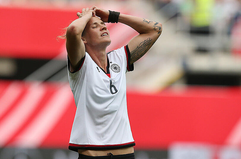 Simone Laudehr vom FC Bayern fehlt den DFB-Frauen nach ihrem Außenbandriss im linken Sprungegelenk. Wie lange sie ausfällt, ist unklar.