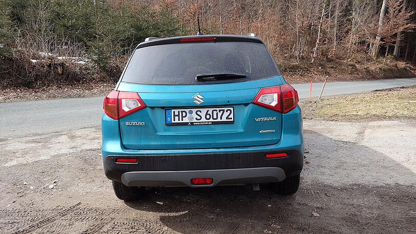 Softroader mit Kraxel-Fähigkeiten: dem Vitara sieht man auch von hinten an, dass er auch mal Offroad-Pisten packt.