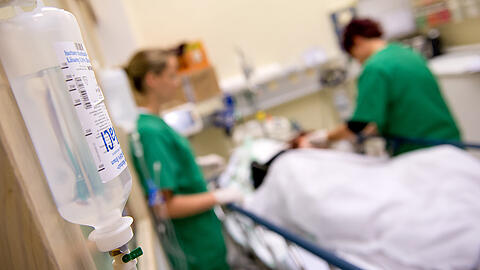 Krankenschwestern versorgen Patienten am Innenstadtklinikum der LMU &ndash; weil Pflegekräfte fehlen, werden hier häufig Betten gesperrt.