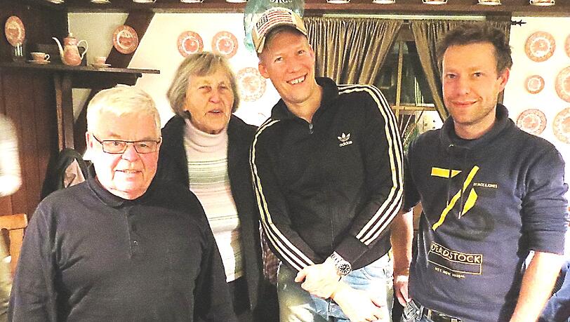 Vorsitzende Erika Schuhmacher (2. von links), v.l.n.r.: Schriftführer Joachim Krämer, der zweite Vorsitzende Thomas Meßmer und der neue Kassier Steffen Zimmermann. Vorsitzende Erika Schuhmacher (2. von links), v.l.n.r.: Schriftführer Joachim Krämer, der zweite Vorsitzende Thomas Meßmer und der neue Kassier Steffen Zimmermann.