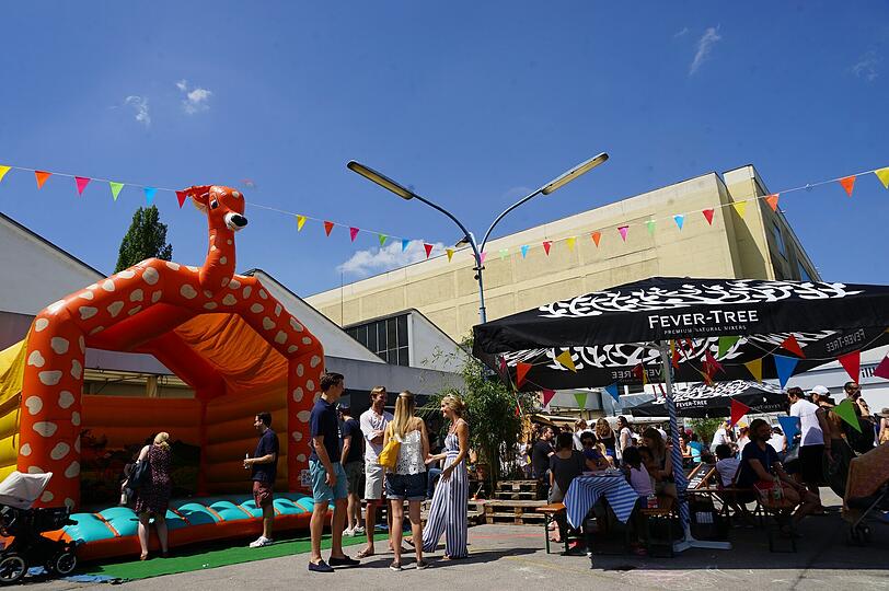 Hirsch oder Giraffe? Auch das Hüpfburgwesen mutet extraterrestrisch an.