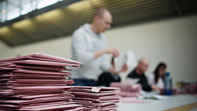 Wahlhelfer sortieren Briefwahlstimmen. Foto: Nicolas Armer/Archivbild Wahlhelfer sortieren Briefwahlstimmen. Foto: Nicolas Armer/Archivbild