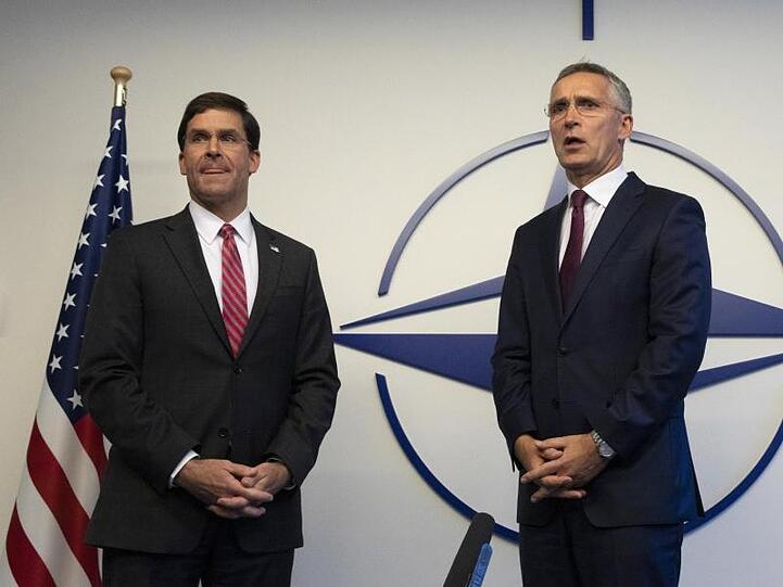 US-Verteidigungsminister Mark Esper (l.) und NATO-Generalsekretär Jens Stoltenberg beim Treffen der Verteidigungsminister der NATO-Sstaaten.