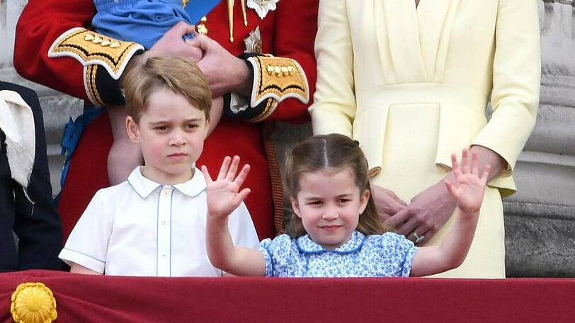 Prinz George (l.), Prinzessin Charlotte und Prinz Louis mit ihren Eltern Prinz William und Herzogin Kate.
