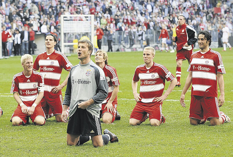 Auf die Titelsause verzichteten die Bayern noch, den Stuttgart-Sieg feierten sie aber mit ihren Fans. Wie hier Schweinsteiger, van Buyten, Rensing, Ottl, Lell und Toni (v.l.).
