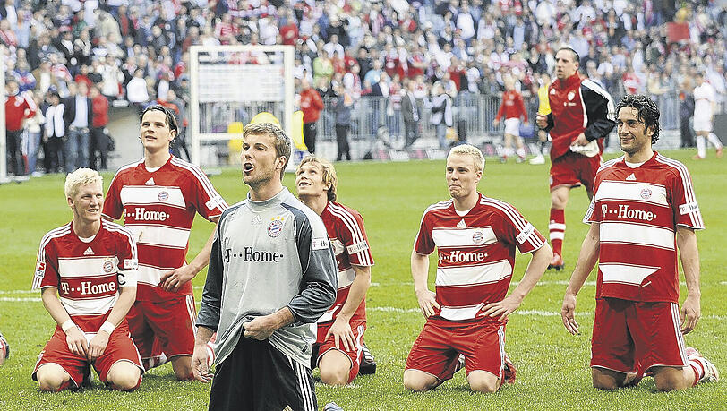 Auf die Titelsause verzichteten die Bayern noch, den Stuttgart-Sieg feierten sie aber mit ihren Fans. Wie hier Schweinsteiger, van Buyten, Rensing, Ottl, Lell und Toni (v.l.). Auf die Titelsause verzichteten die Bayern noch, den Stuttgart-Sieg feierten sie aber mit ihren Fans. Wie hier Schweinsteiger, van Buyten, Rensing, Ottl, Lell und Toni (v.l.).