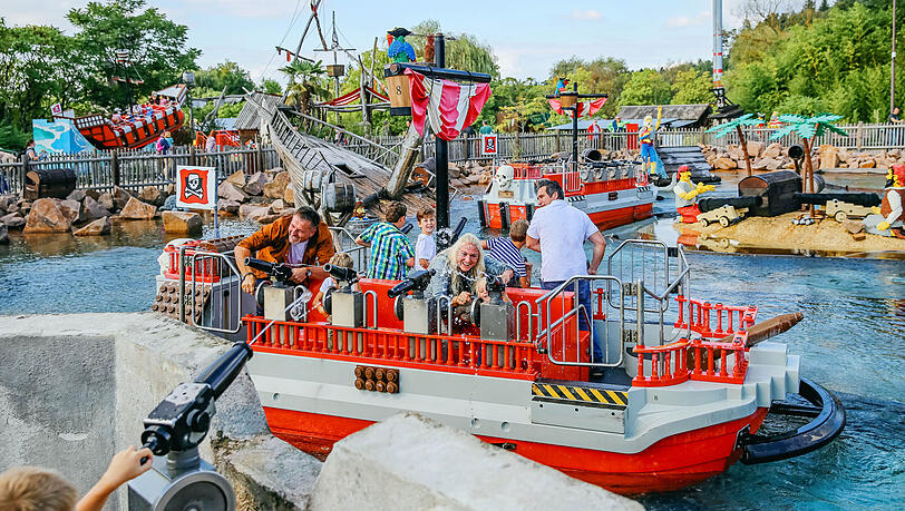 Auch Gaudi auf dem Wasser bietet das Legoland – wie einen zwölf Meter hohen Wasserfall oder diese Piratenschlacht. Auch Gaudi auf dem Wasser bietet das Legoland – wie einen zwölf Meter hohen Wasserfall oder diese Piratenschlacht.
