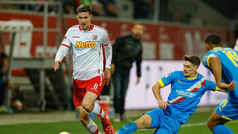 Der Regensburger Maximilian Thalhammer (l) und der Braunschweiger Danilo Wiebe (r) in Aktion.
