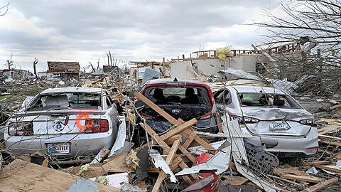 Tornado-Schäden im Mittleren Westen der USA. Die Rückversicherer erwarten, dass schwere Stürme, Hitzewellen und Waldbrände infolge des sich beschleunigenden Klimawandels zunehmen werden.