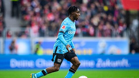 Leverkusens Jeremie Frimpong ist von seinem Trainer Xabi Alonso begeistert.