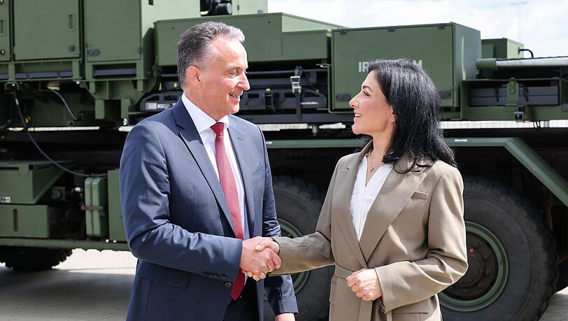 Bundeswirtschaftsministerin Katherina Reiche (CDU) hat den Rüstungshersteller Diehl Defence mit Geschäftsführer Helmut Rauch besucht.