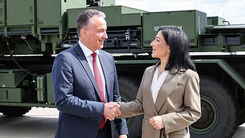 Bundeswirtschaftsministerin Katherina Reiche (CDU) hat den Rüstungshersteller Diehl Defence mit Geschäftsführer Helmut Rauch besucht.